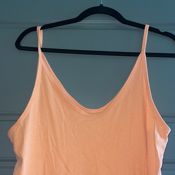 Universal Thread Tank - Picture 2 of 3